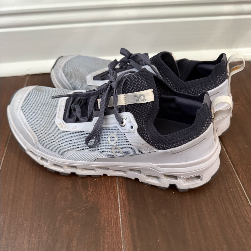 On Running Cloud Women’s Running Shoes in Light Gray and Black